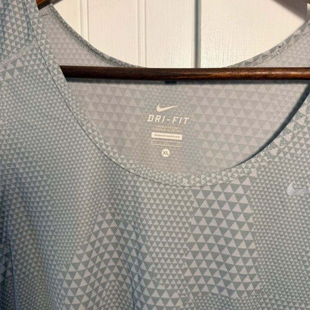Nike Dri-Fit Women’s XL Tank Top Gray Geometric Reflective Breathable Running - Picture 9 of 10